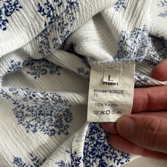 White With Blue Patterned Print Off Shoulder 3/4 Sleeve Gauze Like Top Size L - Picture 8 of 9
